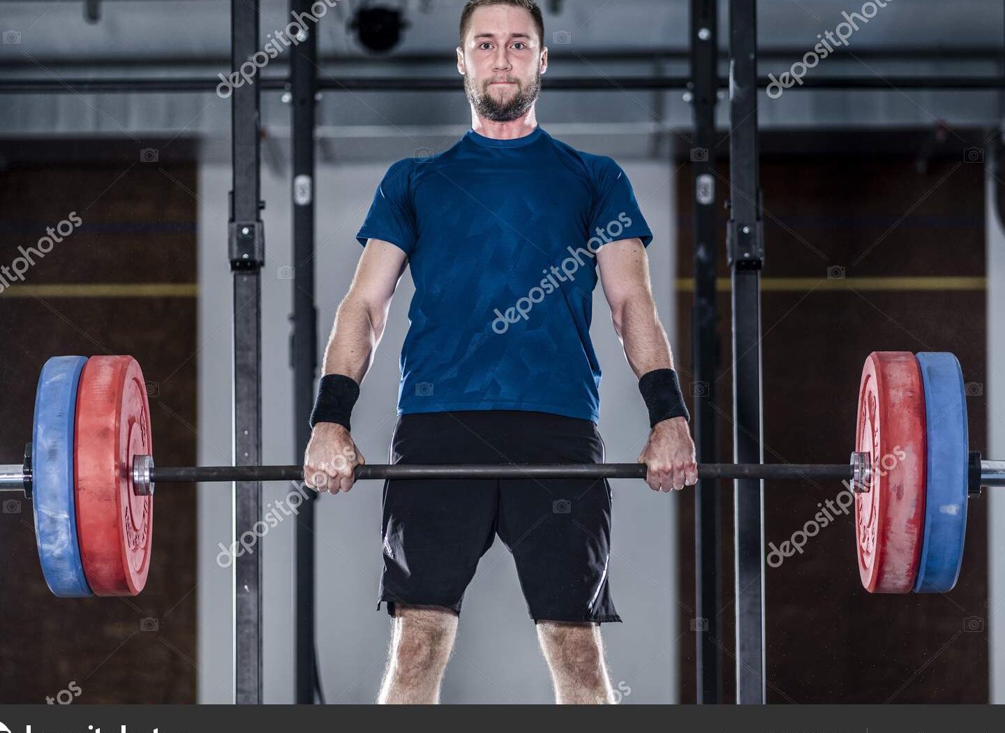 Atletas entrenando con barras de pesas