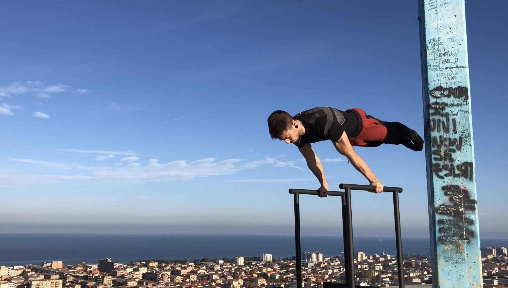 Barra de dominadas para el jardín: una forma de entrenar al aire libre.