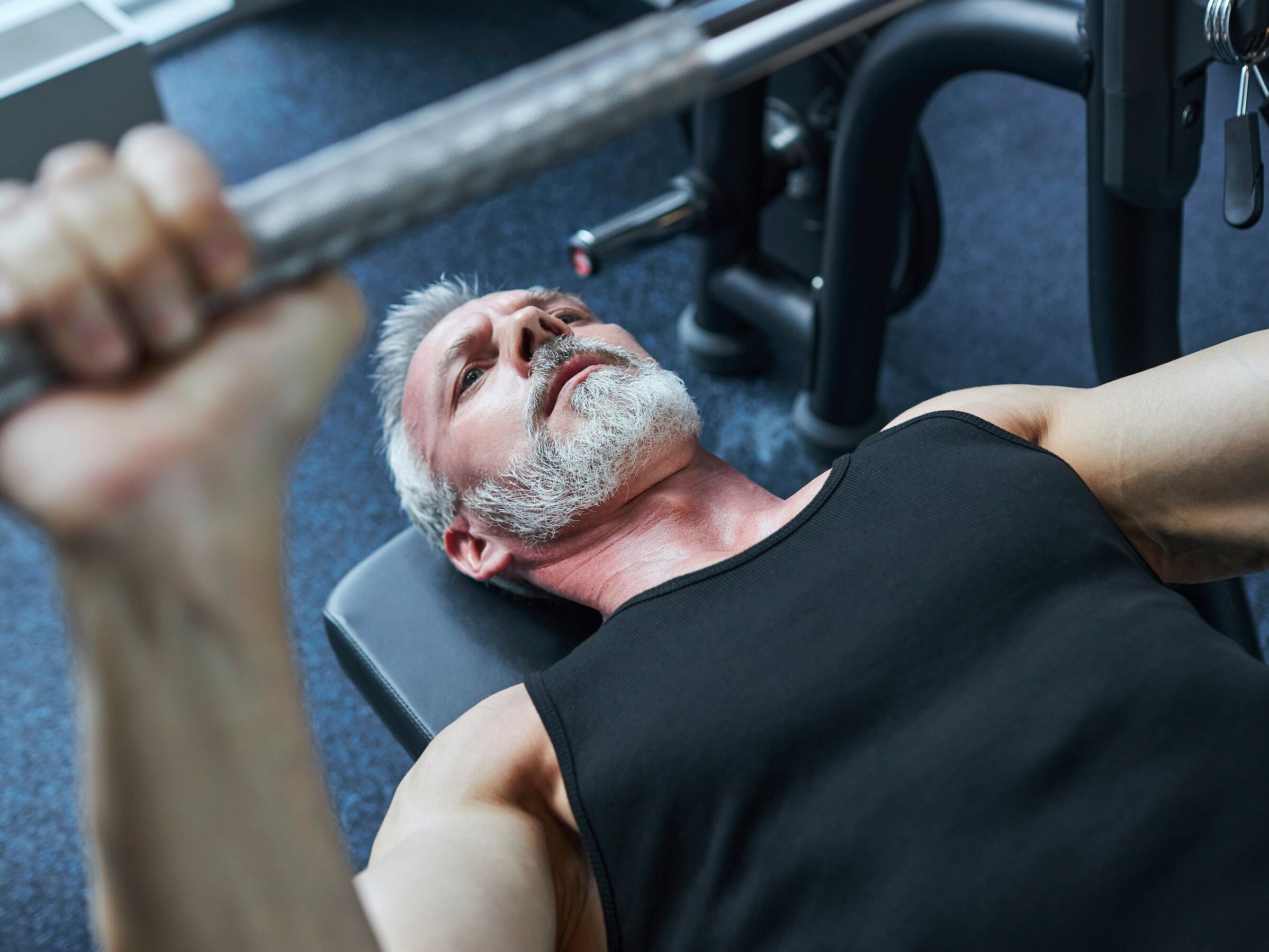 Beneficios de la prensa de pecho con mancuernas: mejora tu fuerza y define tus músculos pectorales.