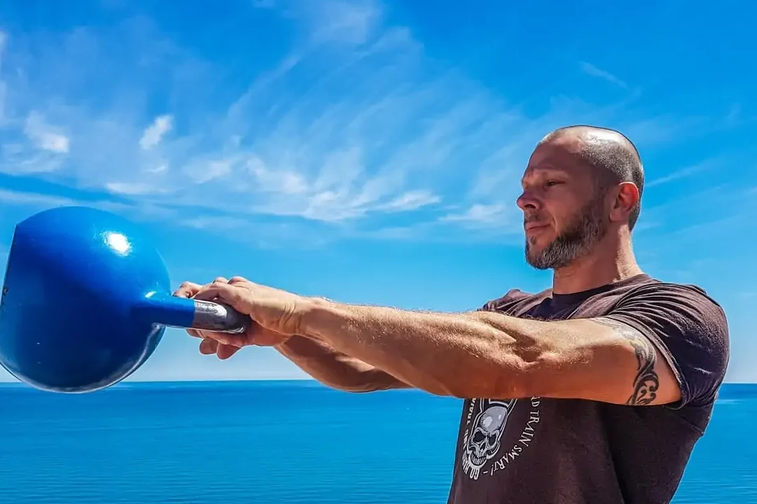 Beneficios de realizar 300 swings de kettlebell al día