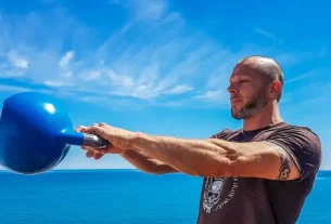 Beneficios del cross body kettlebell swing para tu entrenamiento de cuerpo completo