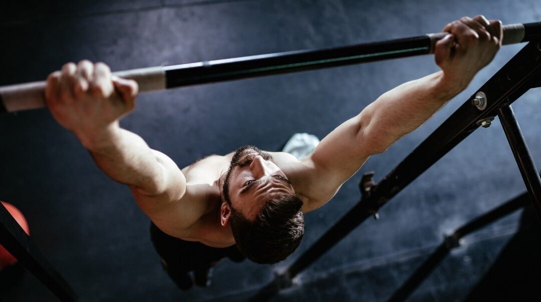Beneficios del ejercicio de colgarse de la barra para fortalecer la musculatura.