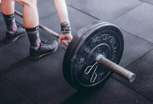 Beneficios del ejercicio single leg stiff deadlift para fortalecer tus piernas y mejorar el equilibrio