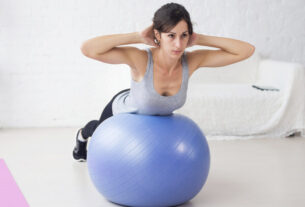Beneficios del ejercicio Single Leg Swiss Ball Curl para fortalecer los músculos de las piernas.