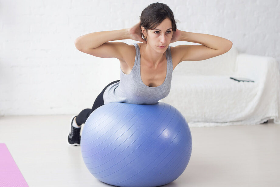 Beneficios del ejercicio Single Leg Swiss Ball Curl para fortalecer los músculos de las piernas.