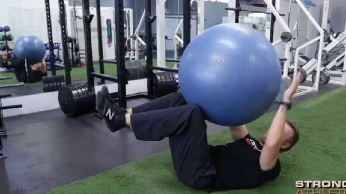 Beneficios del ejercicio stability ball dead bug para fortalecer el core