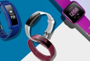Combina estilo y salud: lleva un Fitbit y un reloj.
