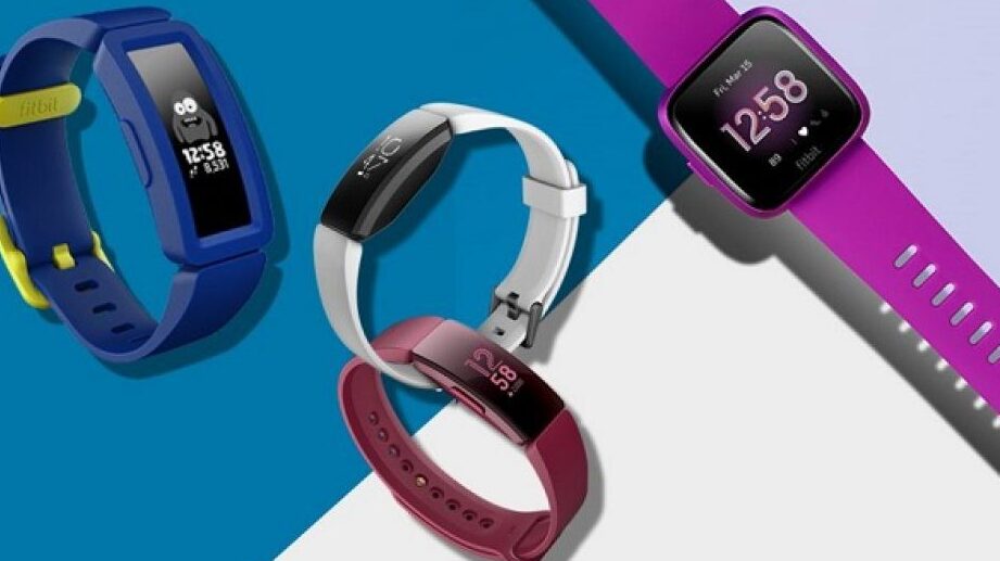 Combina estilo y salud: lleva un Fitbit y un reloj.