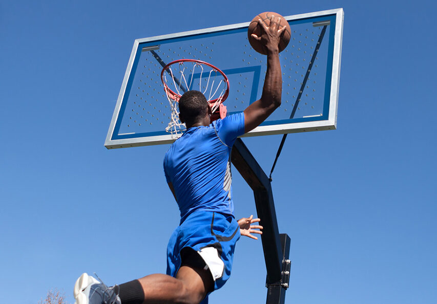 Cómo mejorar tu salto vertical para machacar en la canasta de baloncesto