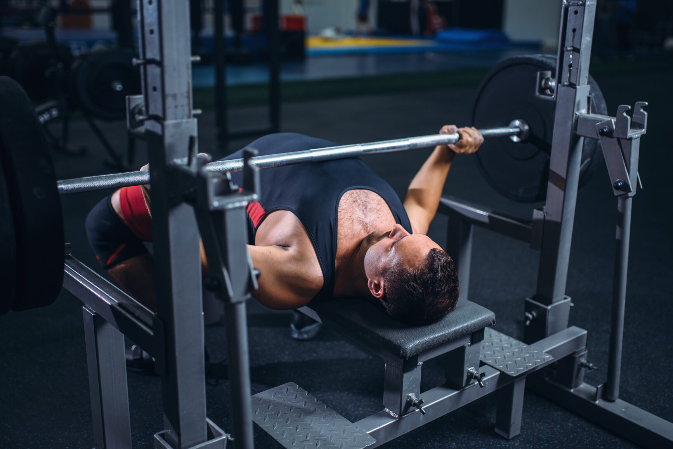 Ejercicio combinado: Press de pecho a skull crusher para un entrenamiento efectivo.