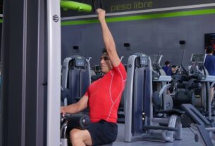 Ejercicio de Hammer Strength: Pull Down Lateral.