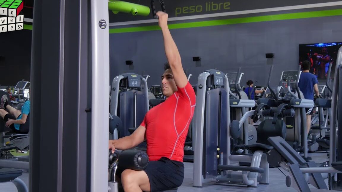 Ejercicio de polea con un brazo: Pulldown con cable.