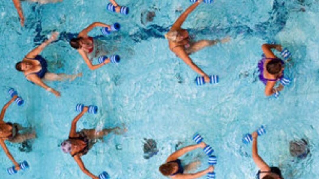 Ejercicios de core en la piscina: Fortalece tu centro con diversión acuática