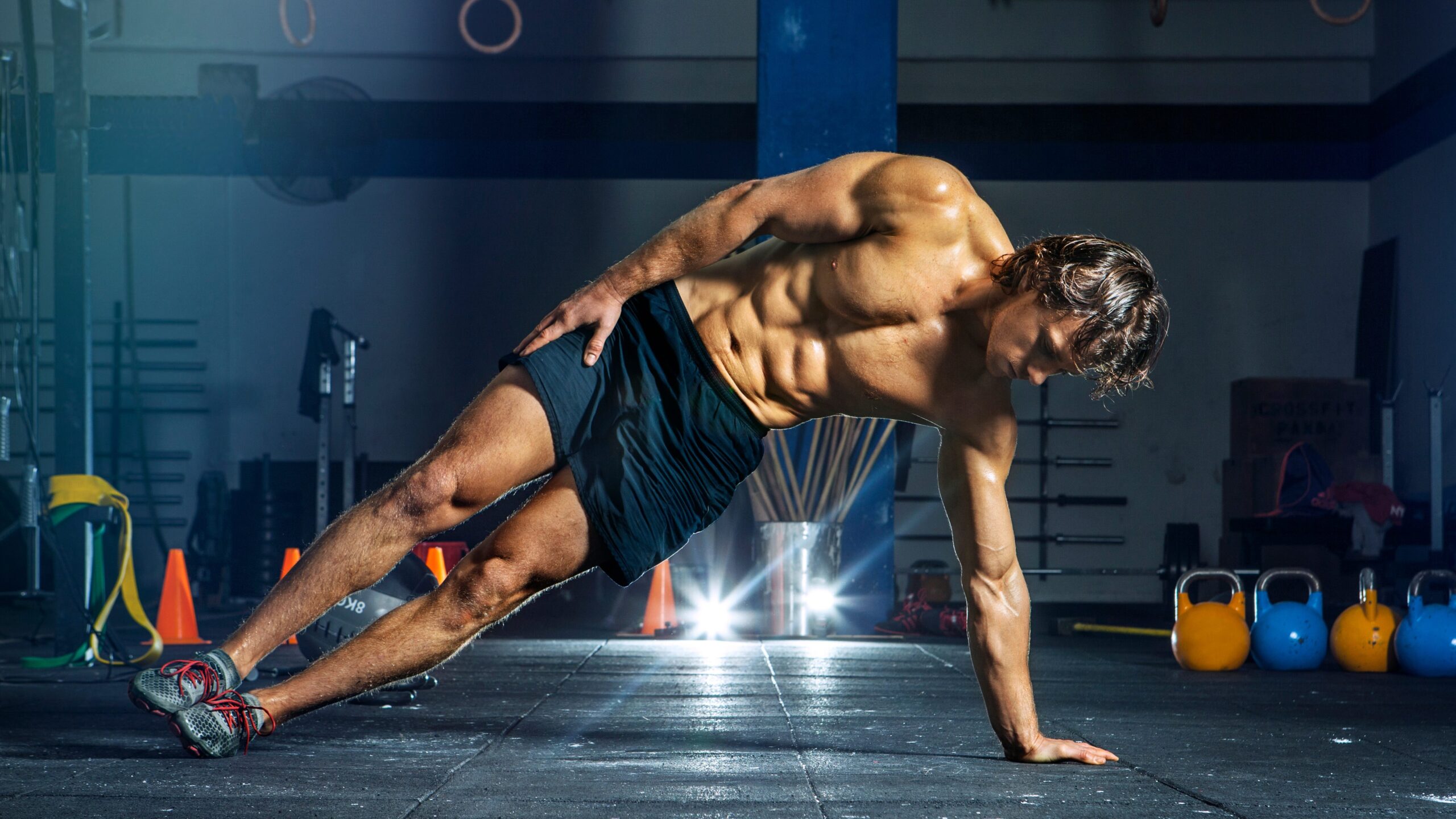Ejercicios de CrossFit para fortalecer abdominales y brazos: rodillas a codos