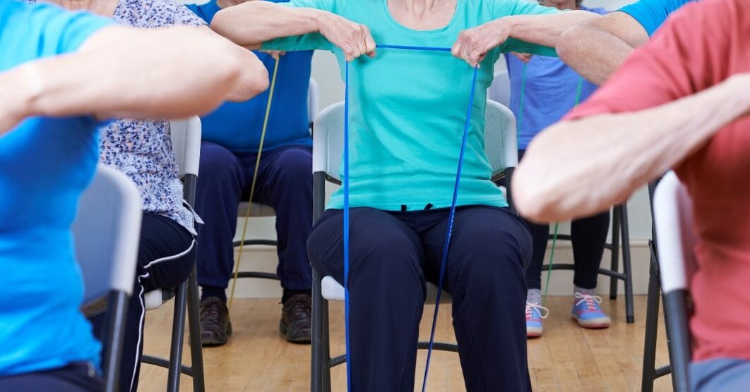 Ejercicios para fortalecer las piernas en personas mayores.