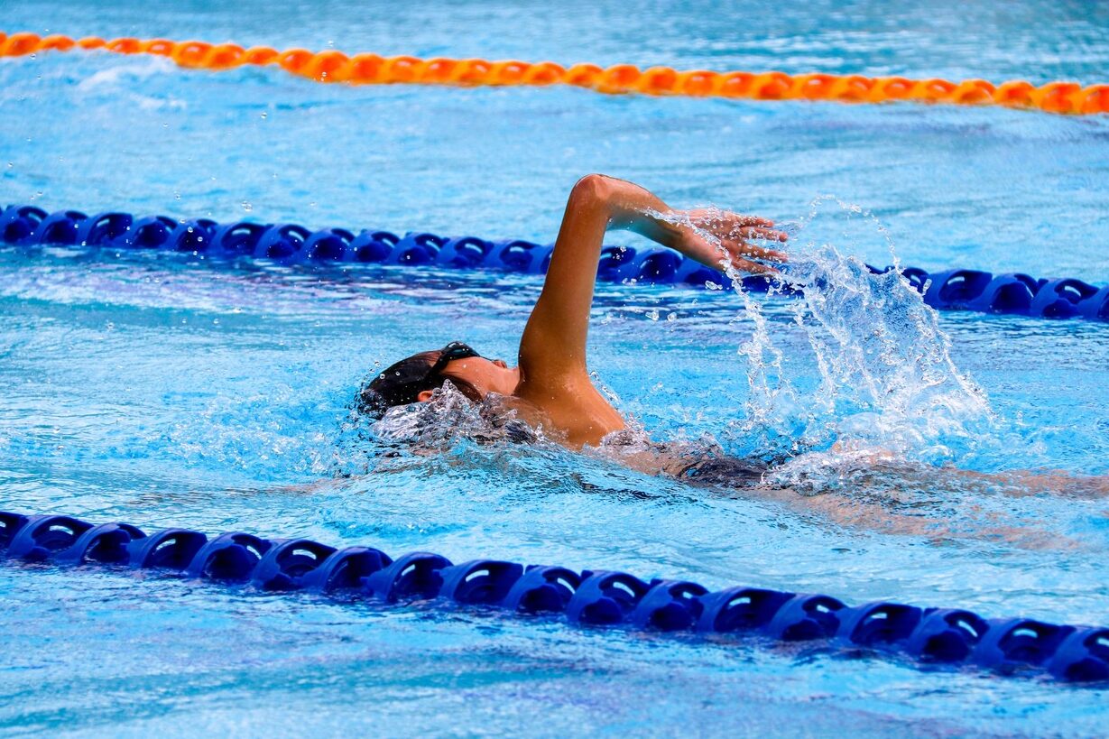 Entrenamiento combinado de natación y gimnasio