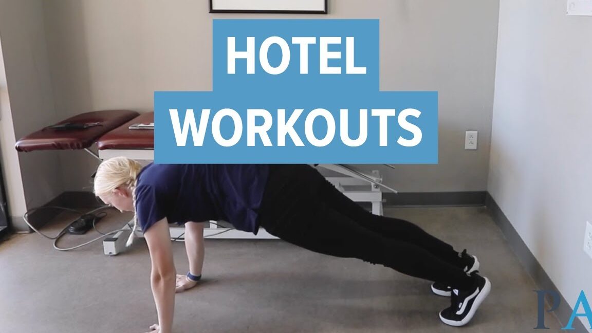 Entrenamiento de fitness en la habitación del hotel