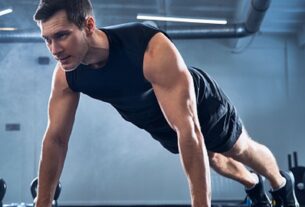 Entrenamiento de tríceps y abdominales: Ejercicios clave para fortalecer tus brazos y core.