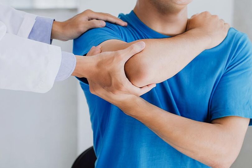 Lesiones comunes en el hombro al levantar pesas.