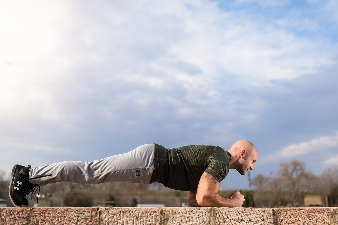 Los beneficios de hacer 100 abdominales al día durante un mes