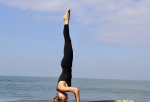 Postura de yoga en equilibrio sobre la cabeza y las manos: beneficios y recomendaciones.