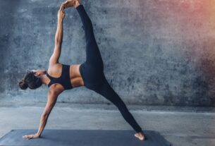 Posturas extremas de yoga para tres personas