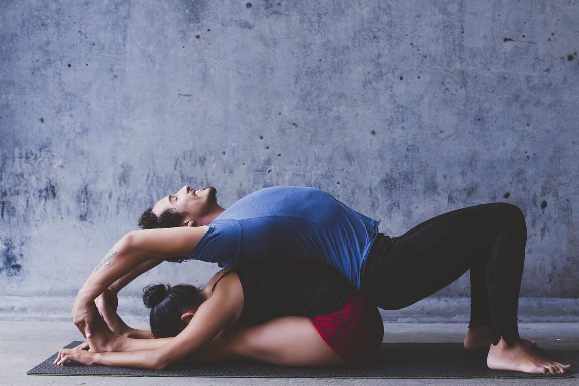 Posturas sencillas de yoga para practicar en pareja