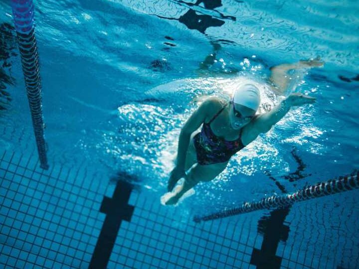 ¿Qué músculos trabaja la natación?