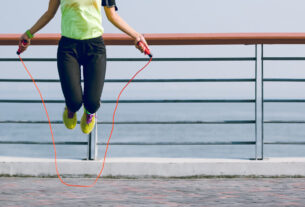 Saltar a la comba para tonificar las piernas