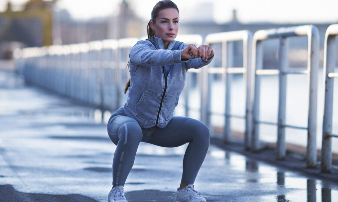 Sentadillas con piernas juntas: la clave para fortalecer glúteos y piernas.